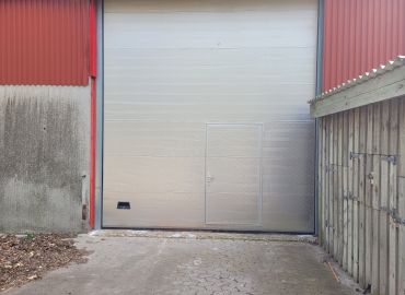 220 m2 Lager med stor elektrisk port. Ledig pr. 1 april 2026